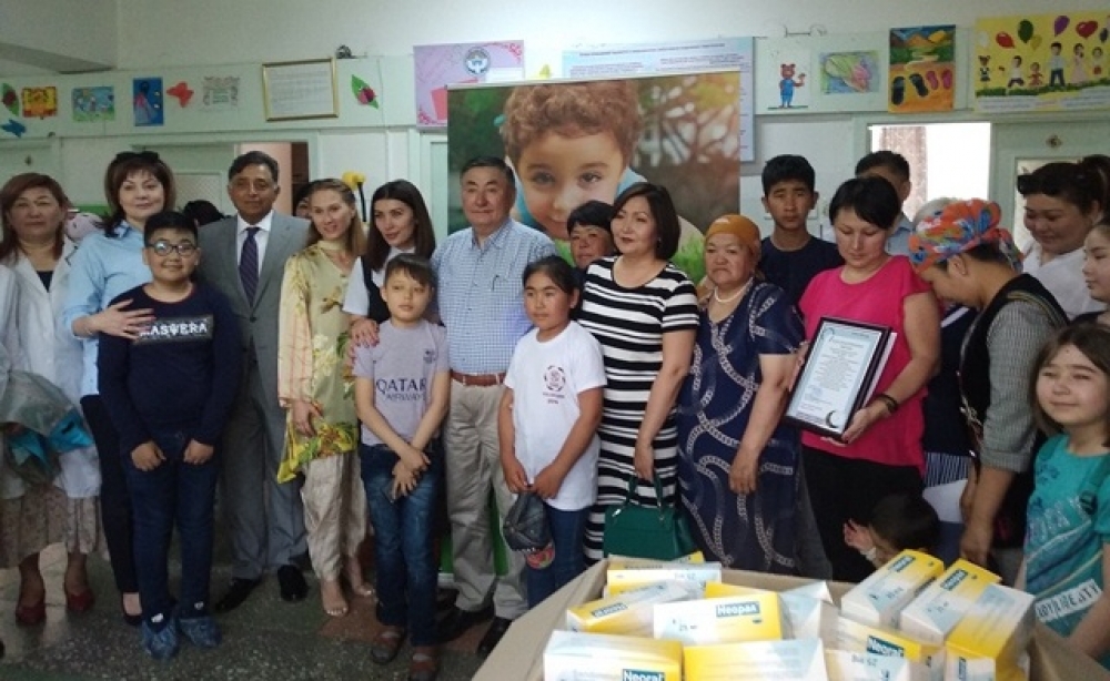 Детям с гематологическими заболеваниями в Бишкеке передали жизненно важные лекарства на сумму свыше 1,2 млн сомов