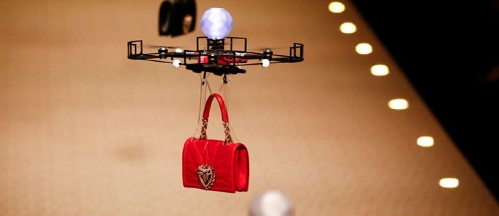 Dolce & Gabbana использовали на показе дронов вместо моделей