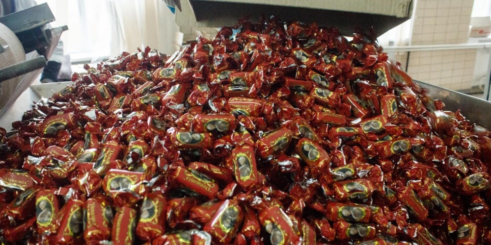 ГСБЭП задержала более двух тонн контрабандных конфет на трассе Ош - Баткен