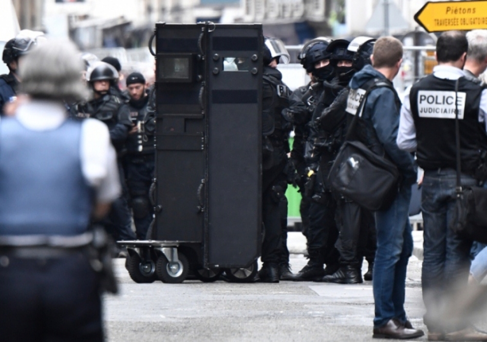 Мужчину, захватившего заложников в Париже, арестовала полиция