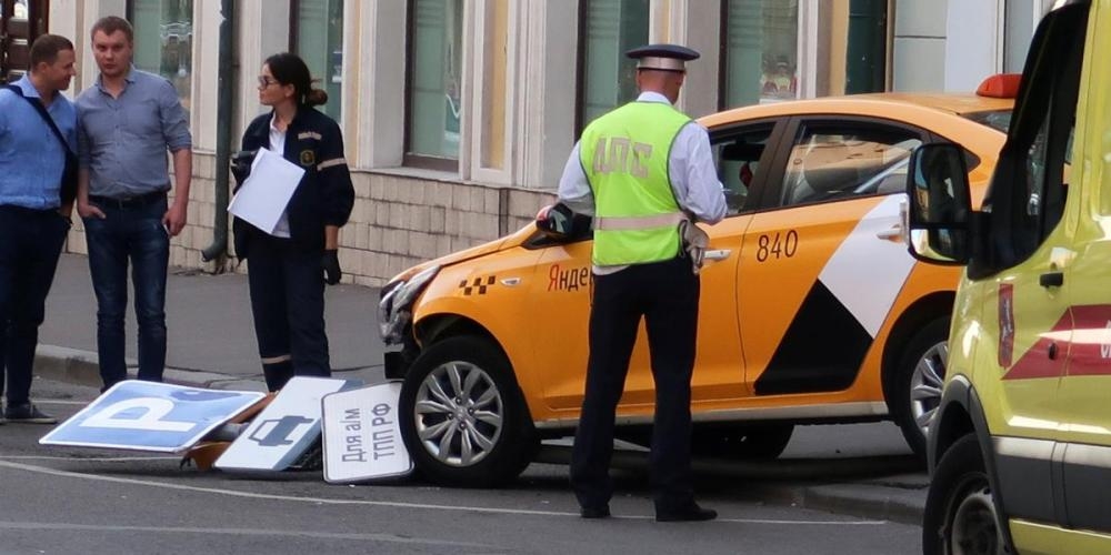 Москвада кыргыз таксист сүзүп кеткен адамдардын үчөө- ооруканада, абалдары канааттандыраарлык