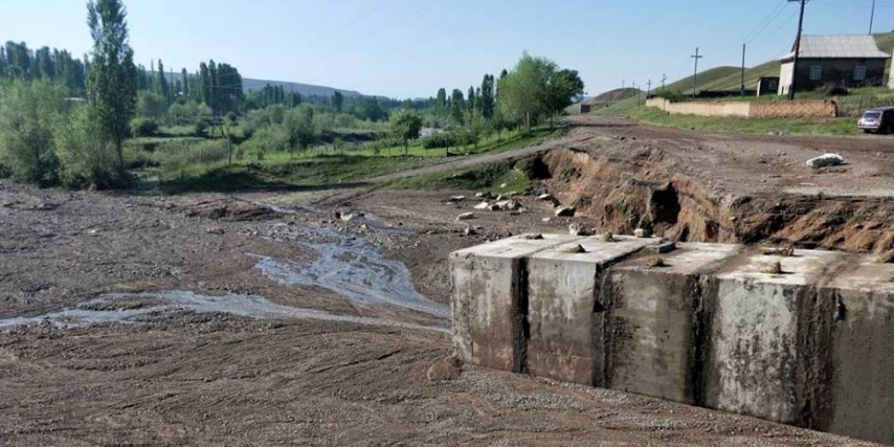 В Чаткальском районе устраняют последствия селя