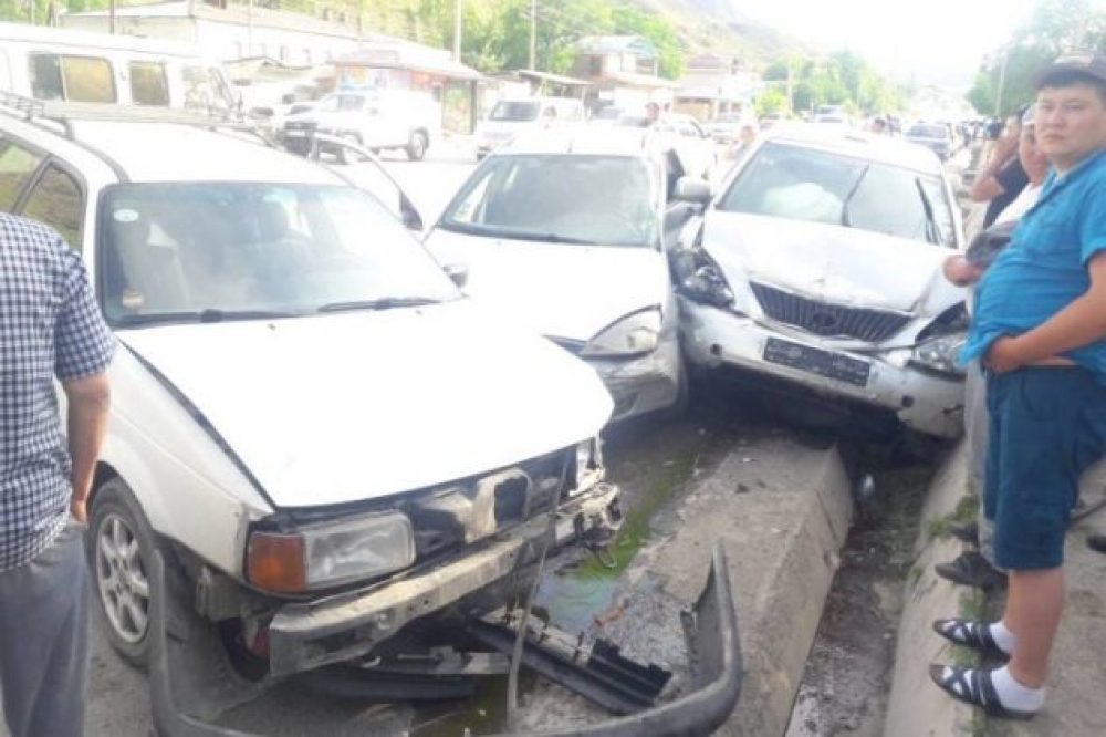 В Кара-Куле столкнулись три авто, пострадал водитель