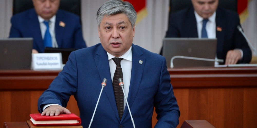 В Жогорку Кенеше министр иностранных дел Эрлан Абдылдаев принес присягу