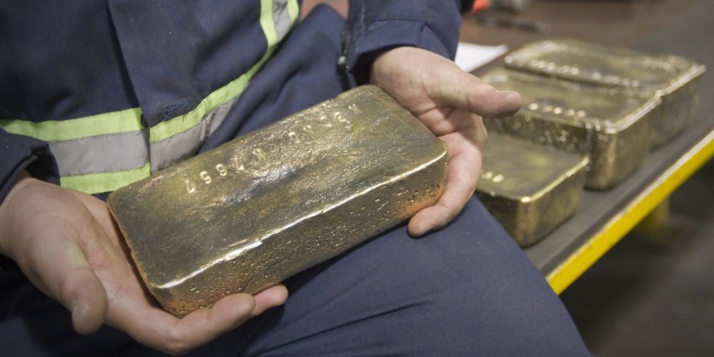Bloomberg: Кыргызстан намерен увеличить объем своих золотых запасов
