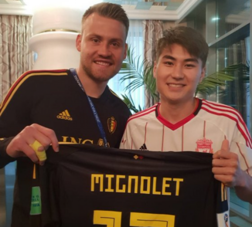 Бельгийский вратарь Миньоле вручил кыргызстанцу свою футболку