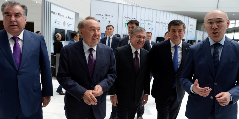 Жээнбеков вместе с Назарбаевым, Мирзиёевым и Рахмоном посетил Международный финансовый центр «Астана»