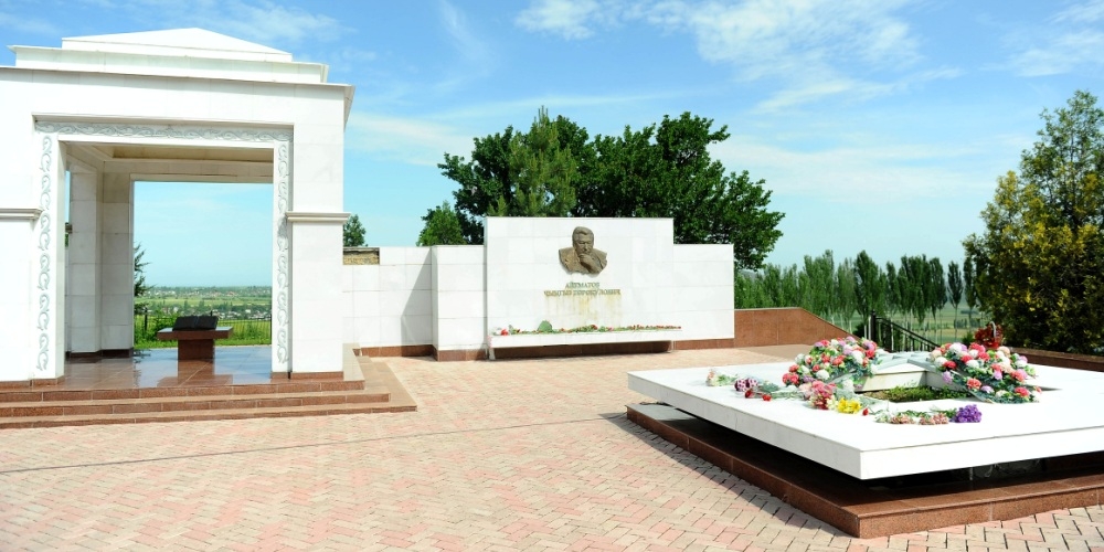 В мемориальном комплексе «Ата-Бейит» разрушается могила Чингиза Айтматова
