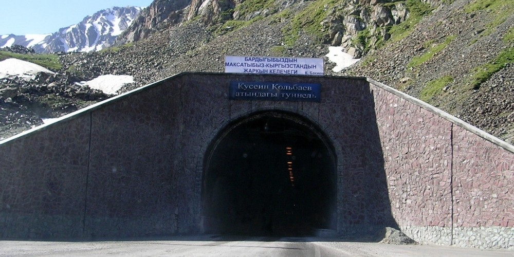 Подъездные пути к туннелю на Тоо-Ашуу ремонтируют, проезд затруднен
