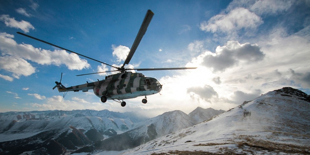 Генштаб ВС КР: Потерпевший крушение в горах военный вертолет вез груз туристам