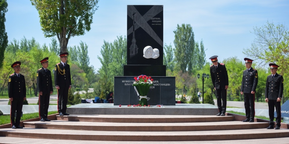 В Бишкеке неизвестные разбили облицовку памятника блокадникам Ленинграда