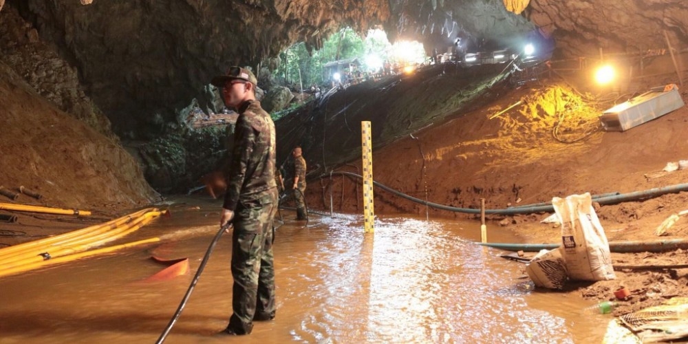 Спасатели эвакуировали всех людей из пещеры в Таиланде