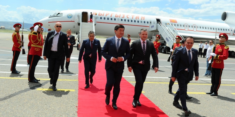 Премьер-министр КР прибыл в Грузию для участия в саммите «Открытое правительство»