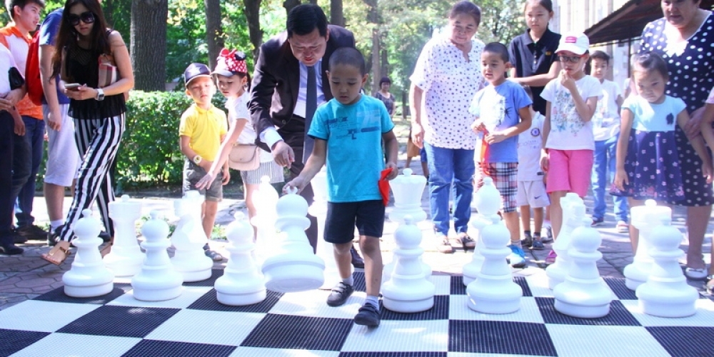 В столице открылась уличная шахматная доска