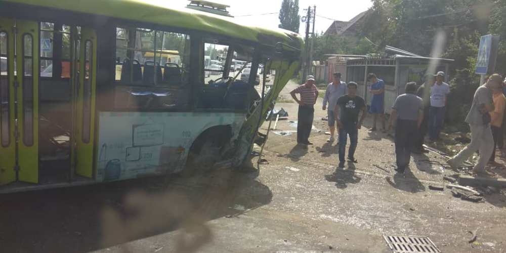 При столкновении пассажирского автобуса с легковушкой в Бишкеке пострадали пять человек