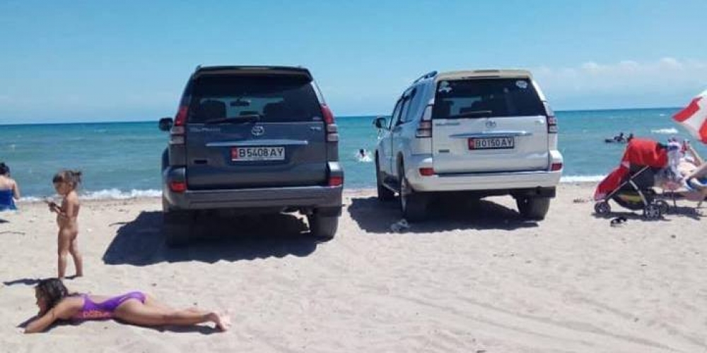 Прямо на пляже Иссык-Куля двое кыргызстанцев устроили парковку