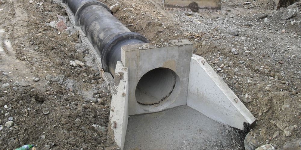 На трассе Бишкек - Торугарт в ущелье Боом завершилась установка водопропускных труб