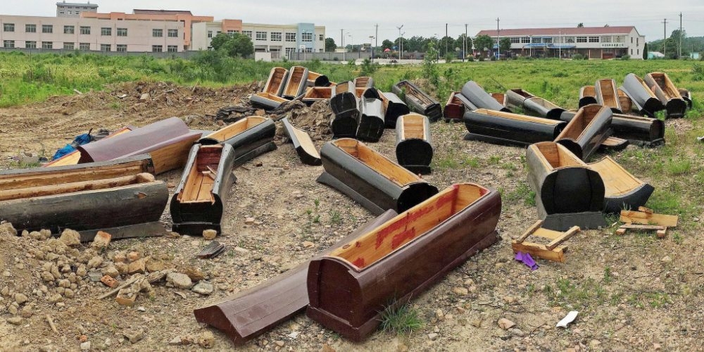 В Китае запретили похороны, гробы конфискуют
