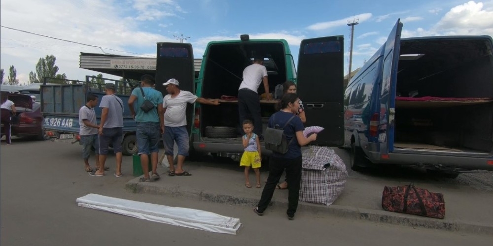 По трассе Бишкек - Ош бусы возят грузы и людей без лицензии 