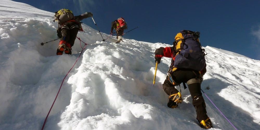 В Кыргызстане под пиком Ленина лавина погребла под собой двух альпинистов