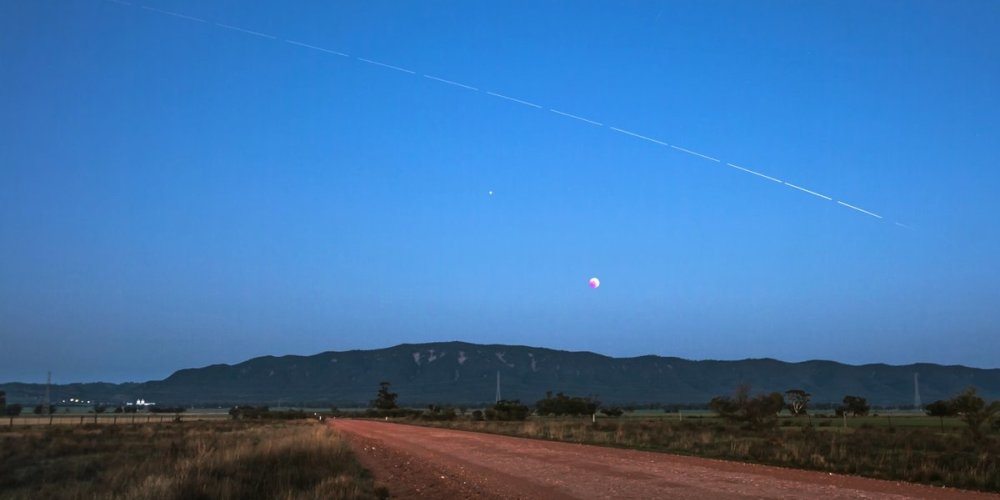 На один снимок попали лунное затмение, Марс и МКС