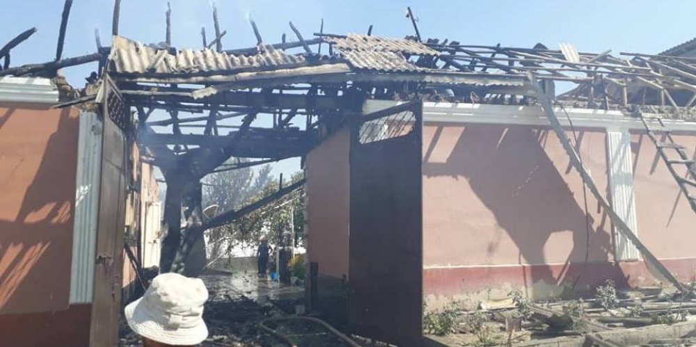 Пожар в жилом доме в селе Шарк Кара-Суйского района тушат пять расчетов