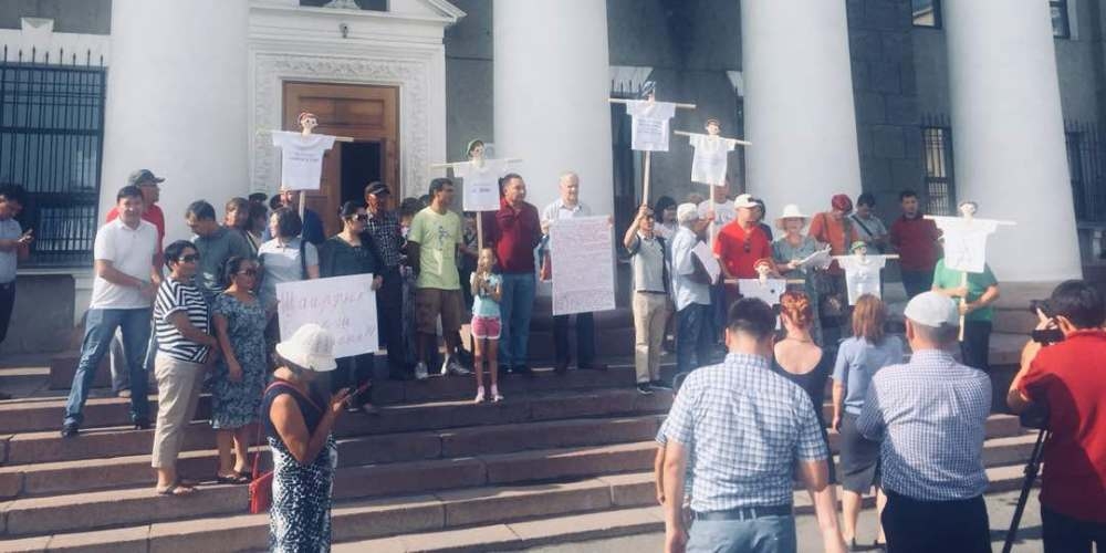 Митинг в Бишкеке: Гражданские активисты требуют срочного роспуска Бишкекского горкенеша