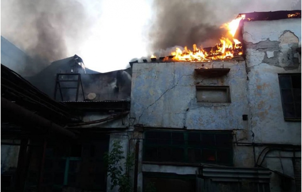 Пожар в здании бывшего мясокомбината в Бишкеке не локализован