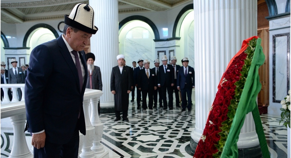 Сооронбай Жээнбеков посетил мавзолей первого президента Туркменистана