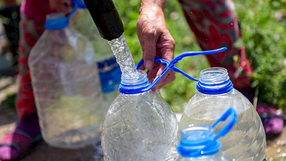 Правительство КР: Жителей села Бактуу-Долоноту полностью обеспечат питьевой водой