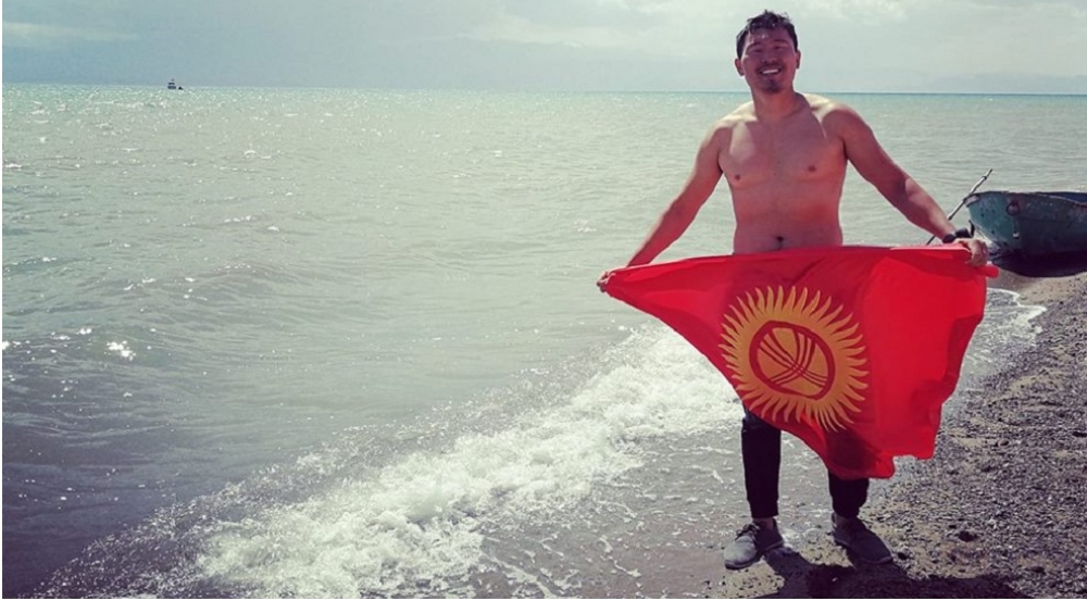 Казахстанец впервые переплыл озеро Иссык-Куль