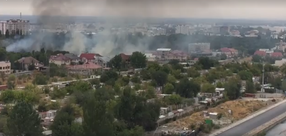 Пожар в столичном парке имени Кемаля Ататюрка. Горит сухотравие