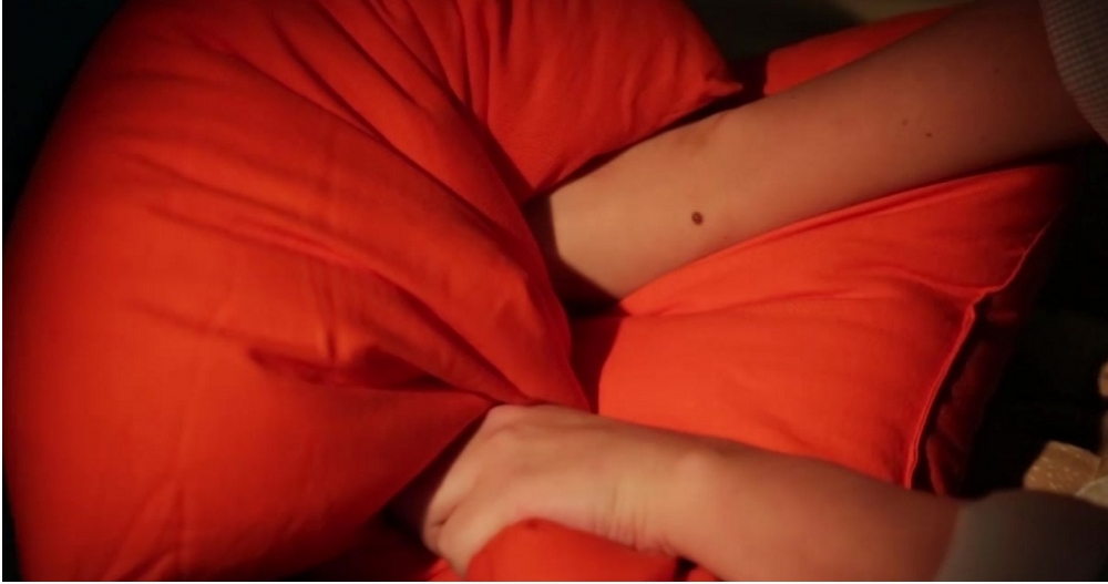 Воспитатель частного детского сада душила плачущего ребенка одеялом (видео)