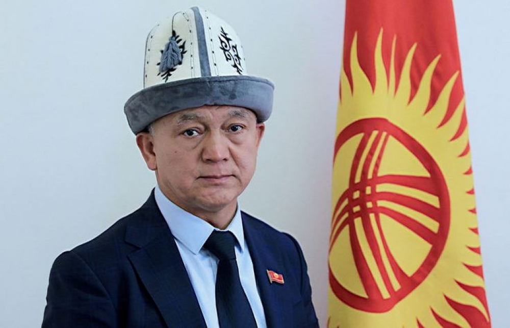Прославившийся исполнением гимна депутат призвал учить кыргызский язык
