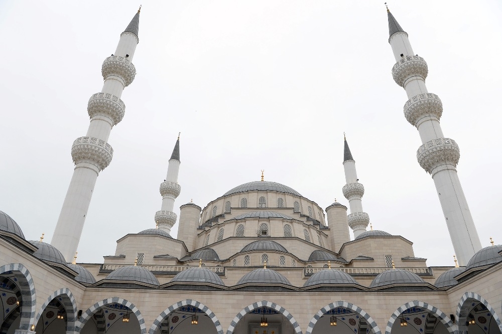 «Мечетей больше, чем школ - это хороший показатель». Президент Жээнбеков действительно говорил эти слова