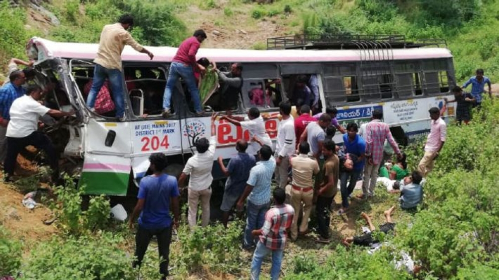 В Индии автобус с паломниками упал в пропасть, есть погибшие