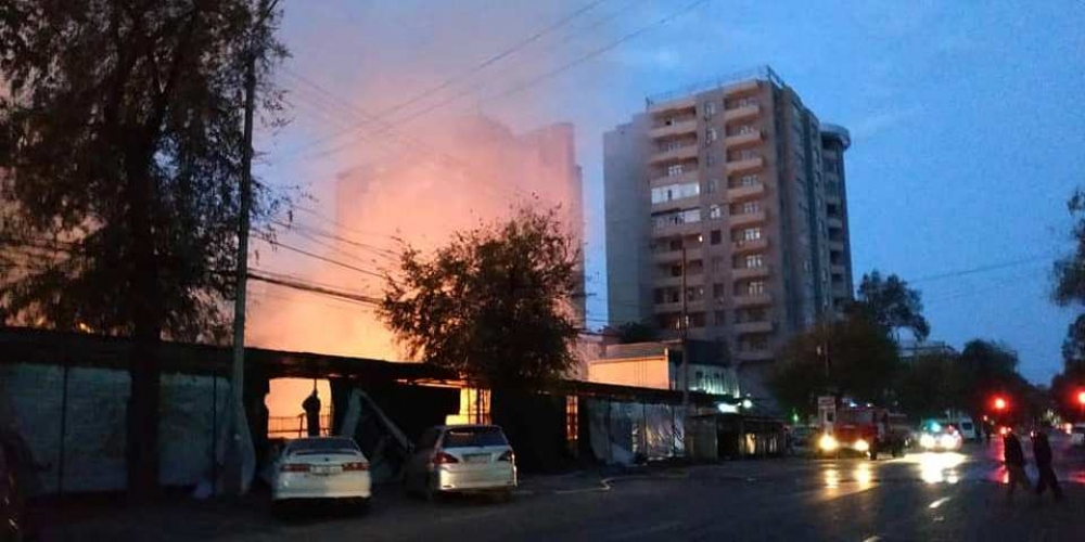 В Бишкеке горит недостроенная многоэтажка