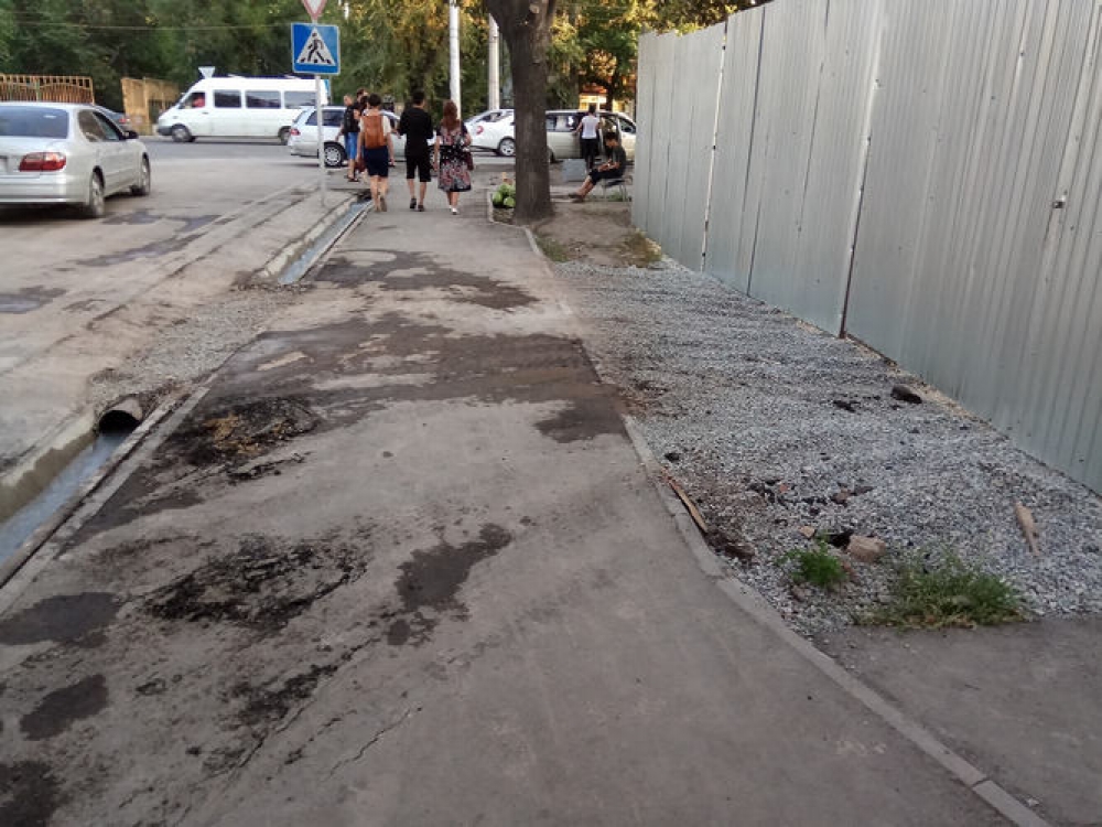 Стройкомпания, ведущая работы на Ахунбаева – Шакирова, обязалась восстановить разрушенные тротуар и дорогу