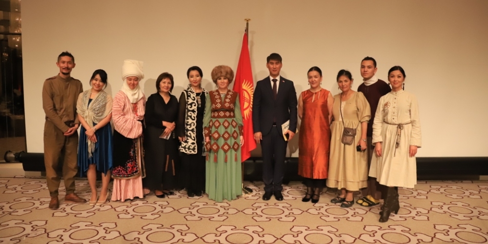 В Токио прошел показ коллекций кыргызских национальных костюмов