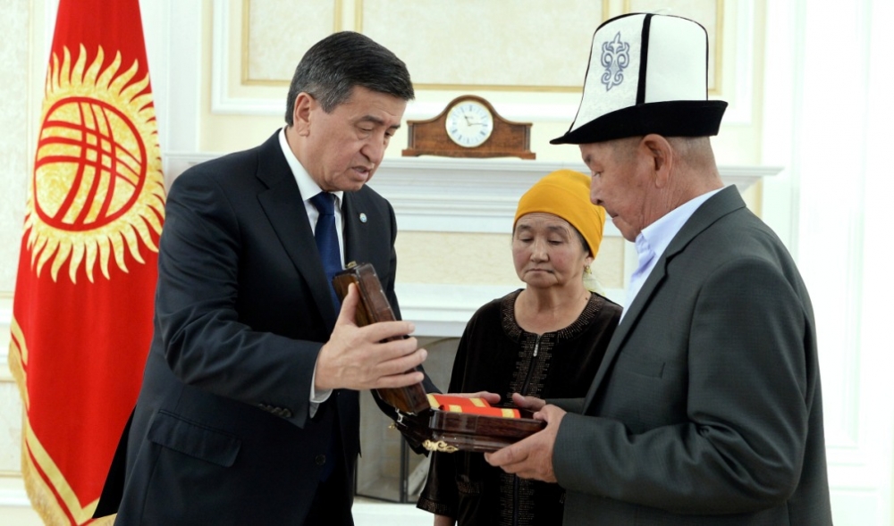 Сооронбай Жээнбеков вручил медаль «Эрдик» погибшего журналиста Уланбека Эгизбаева его родителям
