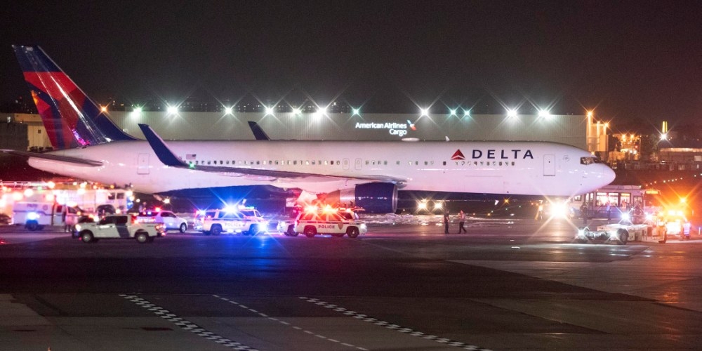 В аэропорту Нью-Йорка загорелся самолет с пассажирами