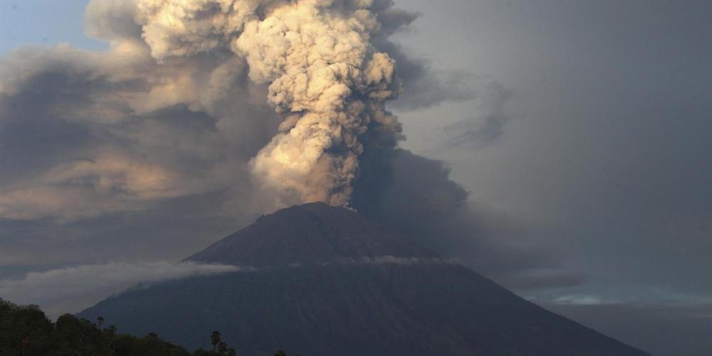 Индонезияда жер титирөө жана цунамиден кийин Сопутан жанар тоосу жанданды