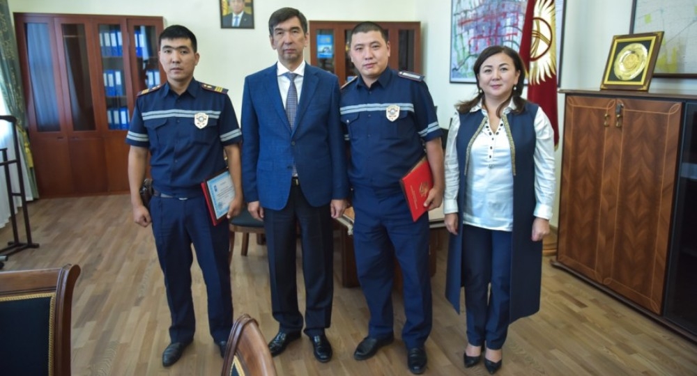 Милиционеров, спасших подростка от суицида, поблагодарил мэр Азиз Суракматов
