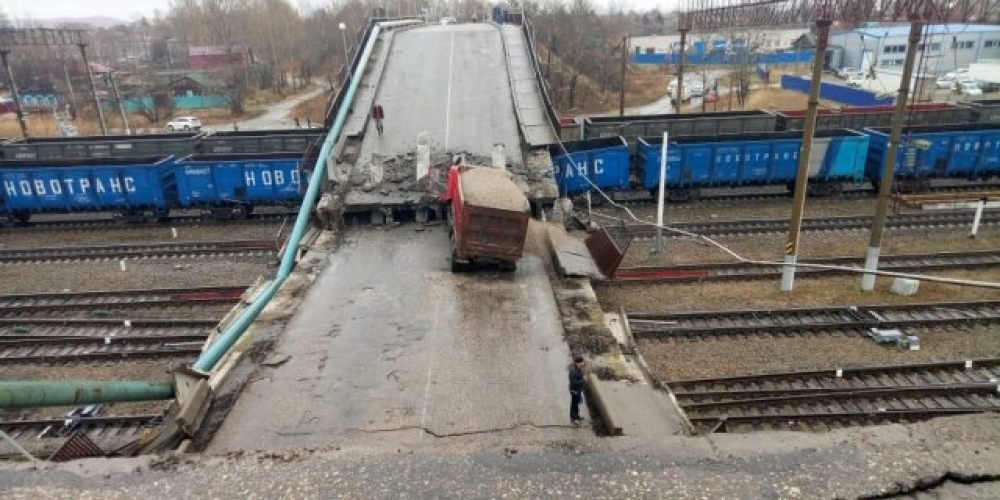 В Приамурье мост обрушился на поезд