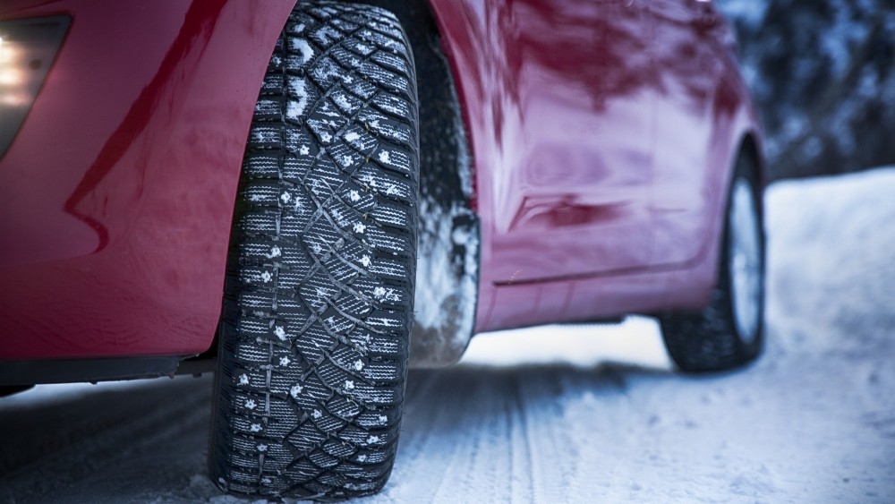 Минтранс КР призывает водителей заменить летние шины на зимние, иметь с собой цепи и лопату