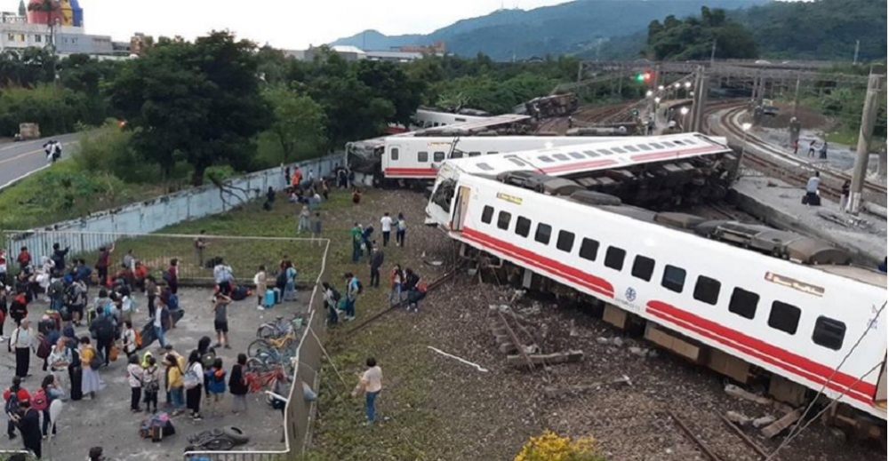 В крупной железнодорожной аварии на севере Тайваня пострадали более 160 человек