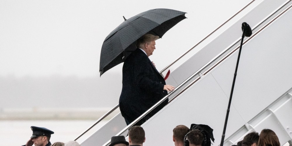 Дональд Трамп снова забыл, как закрывается зонт и бросил его на трапе самолета