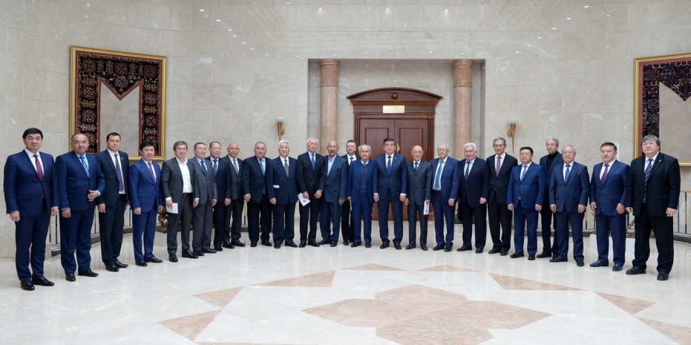 Cооронбай Жээнбеков встретился с бывшими премьер-министрами и спикерами парламента