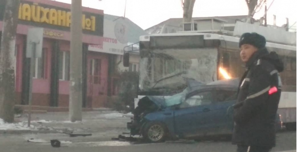 Авария в Бишкеке. Троллейбус протаранил легковушку, есть жертвы