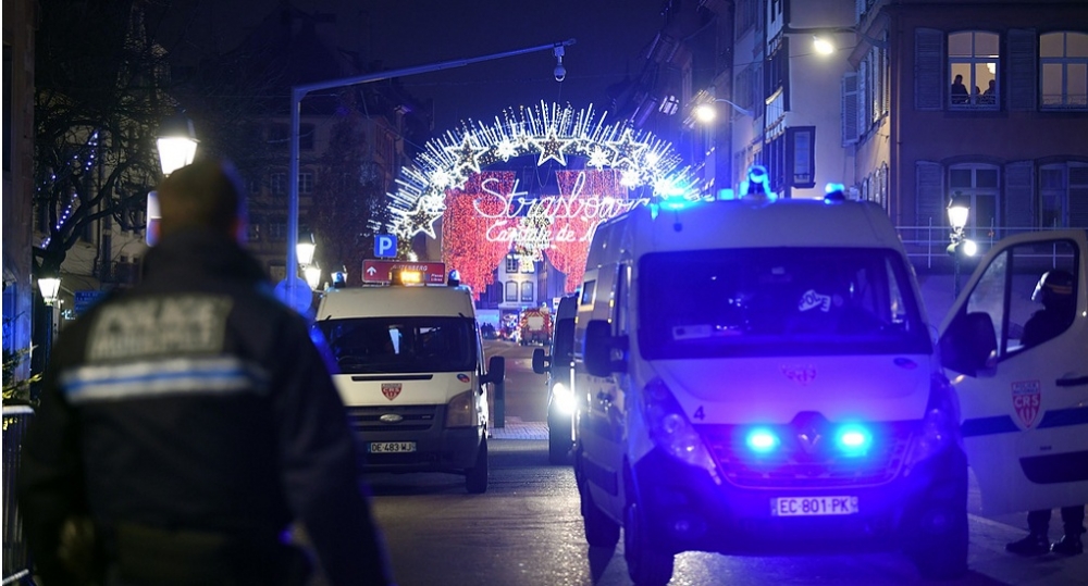 На рождественской ярмарке во Франции преступник расстрелял троих человек, еще 12 ранены
